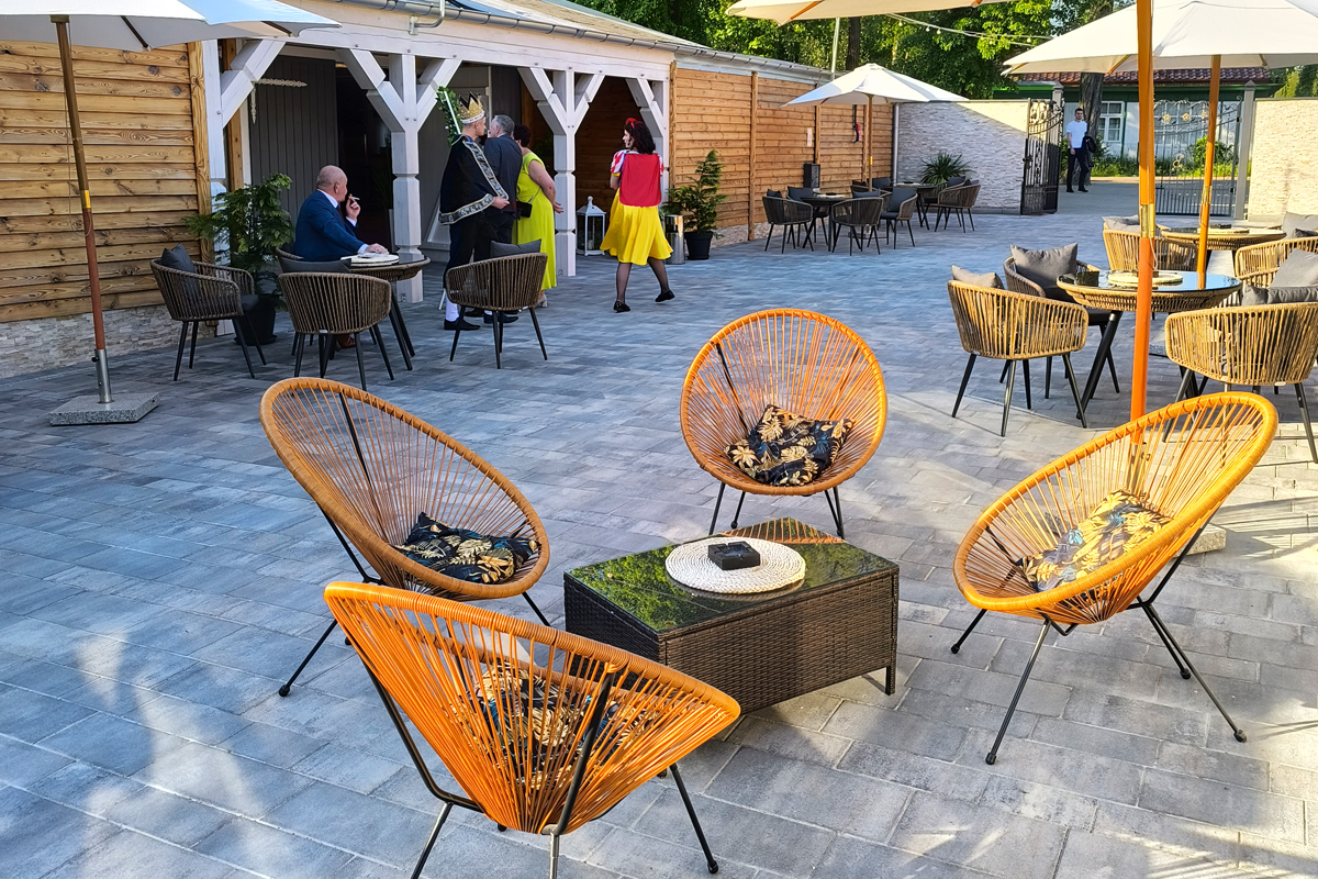 Ogródek na świeżym powietrzu przy sali Banderoza